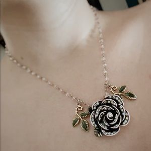 Betsey Johnson pink rose pendant necklace 🌹